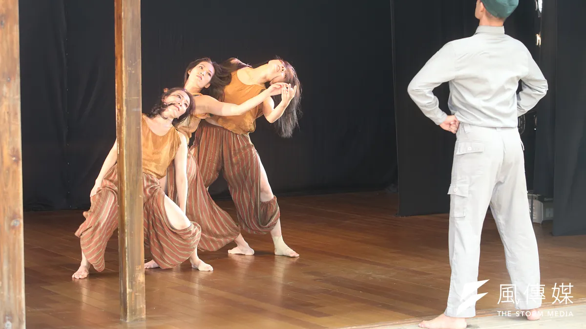 第12屆蔡瑞月國際舞蹈節2日舉行開幕記者會,並以史學教授張炎憲名言「咱台灣人的歷史,要由咱台灣人來寫」為主題。(陳明仁攝) 第12屆蔡瑞月國際舞蹈節2日舉行開幕記者會,並以史學教授張炎憲名言「咱台灣人的歷史,要由咱台灣人來寫」為主題。(陳明仁攝)