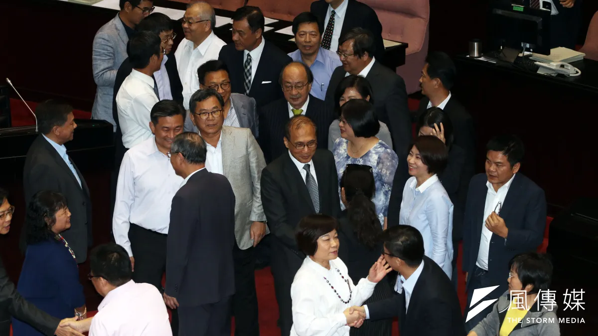 前瞻基礎建設條例三讀通過,行政院長到立院向立委致意。(蘇仲泓攝)