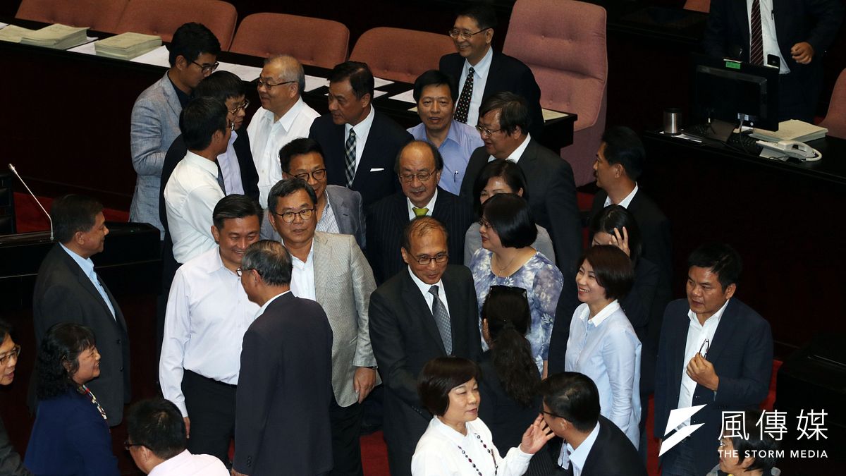 前瞻基礎建設條例三讀通過,行政院長到立院向立委致意。(蘇仲泓攝) 前瞻基礎建設條例三讀通過,行政院長到立院向立委致意。(蘇仲泓攝)