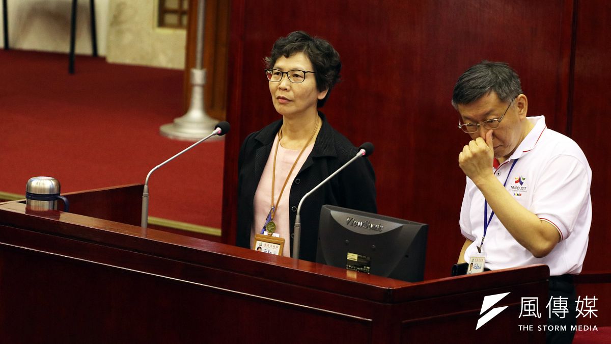 台北市長辦公室主任蔡壁如(中)在議會備詢是被問到與周訊息來往一事,蔡壁如回應稱周玉蔻皺紋事件為私事,無關市政。(資料照,蘇仲泓攝) 台北市長辦公室主任蔡壁如(中)在議會備詢是被問到與周訊息來往一事,蔡壁如回應稱周玉蔻皺紋事件為私事,無關市政。(資料照,蘇仲泓攝)