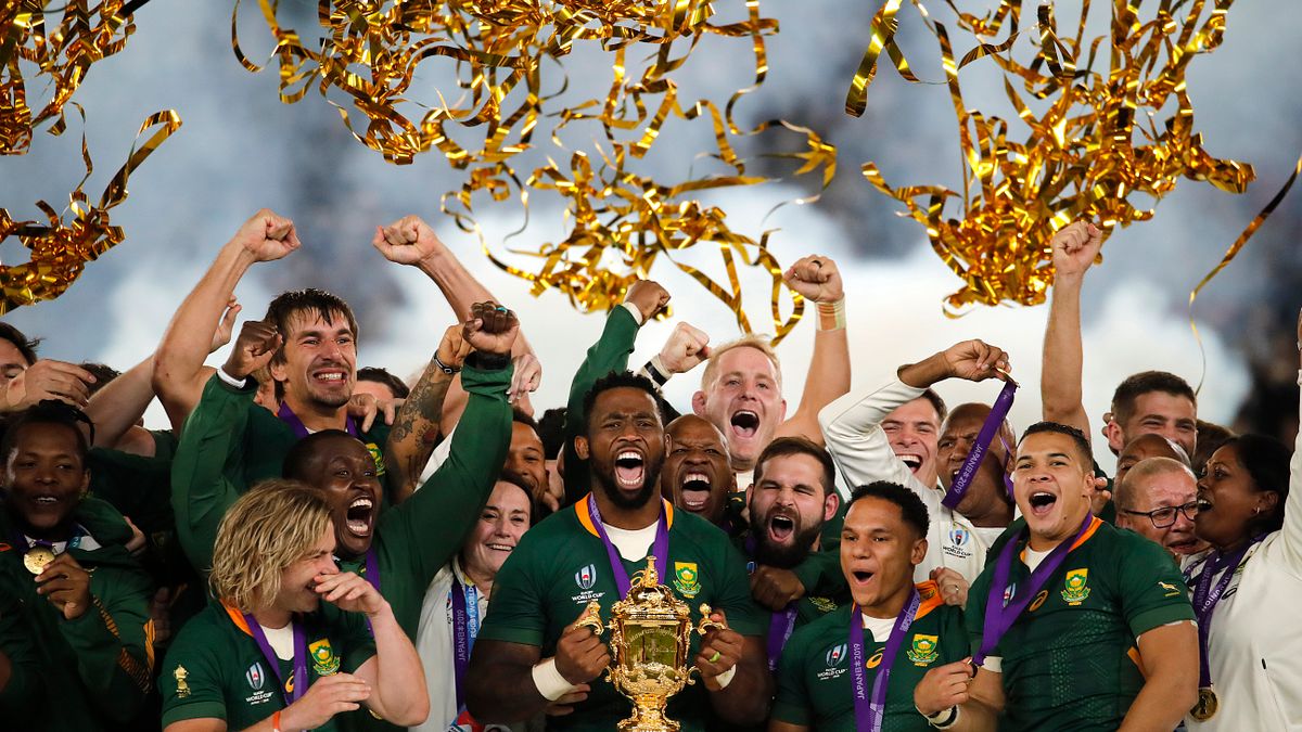 第9屆世界盃橄欖球賽決戰2日登場,南非以32比12擊敗英格蘭,拿下象徵王者的韋柏.艾里斯盃。(美聯社) 第9屆世界盃橄欖球賽決戰2日登場,南非以32比12擊敗英格蘭,拿下象徵王者的韋柏.艾里斯盃。(美聯社)