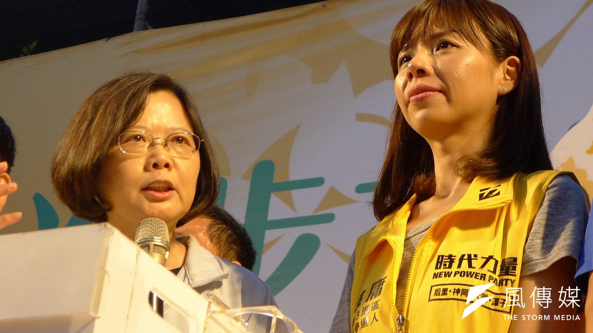 民進黨總統候選人蔡英文(左)13日晚間在台中舉辦中部最後一場造勢晚會,為時代力量立委候選人洪慈庸(右)拉抬聲勢。(資料照,林瑋豐攝) 民進黨總統候選人蔡英文(左)13日晚間在台中舉辦中部最後一場造勢晚會,為時代力量立委候選人洪慈庸(右)拉抬聲勢。(資料照,林瑋豐攝)