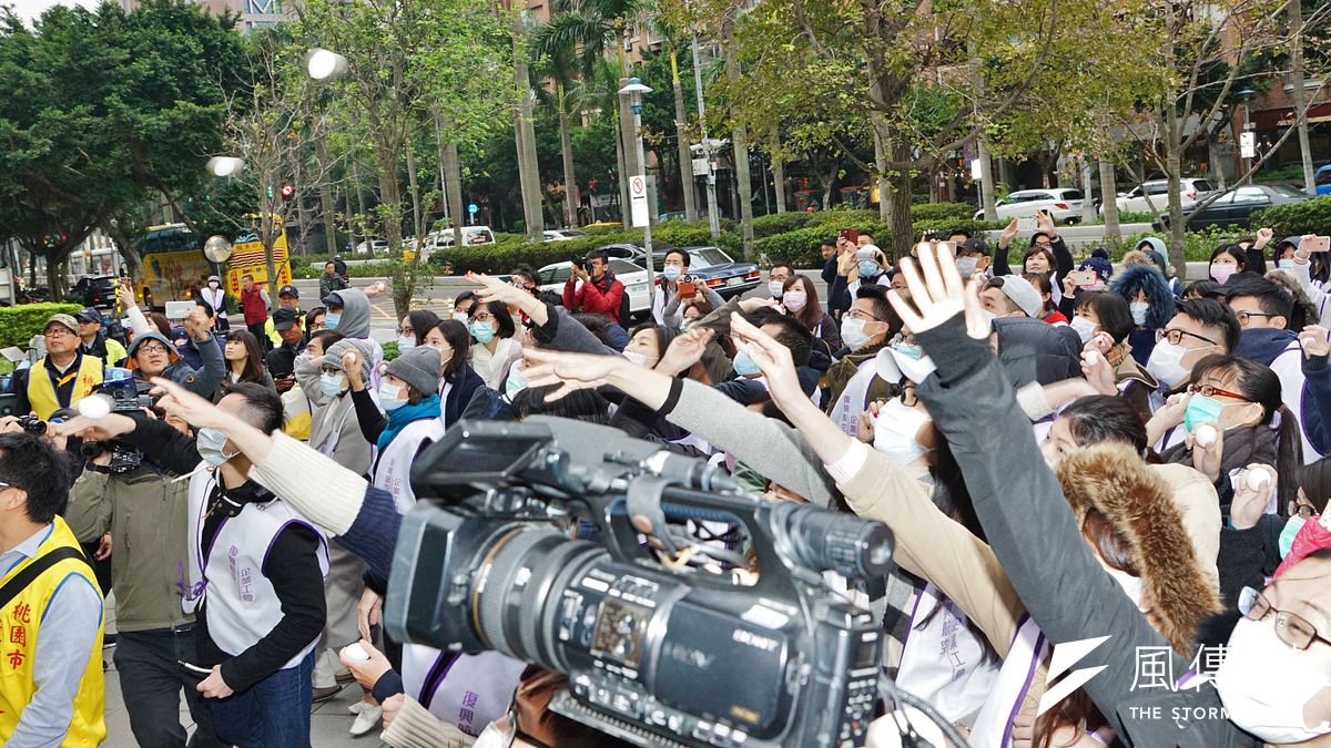 復興航空員工15至交通部就員工後續安置措施進行協商,孰料會議進行30分鐘後工會代表便憤而離席,場外抗議員工並蛋洗交通部。(盧逸峰攝) 復興航空員工15至交通部就員工後續安置措施進行協商,孰料會議進行30分鐘後工會代表便憤而離席,場外抗議員工並蛋洗交通部。(盧逸峰攝)