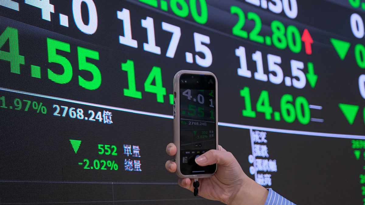 「台股季線已兵臨城下!」阮慕驊卻喊不是重點:要止跌得看「它」臉色