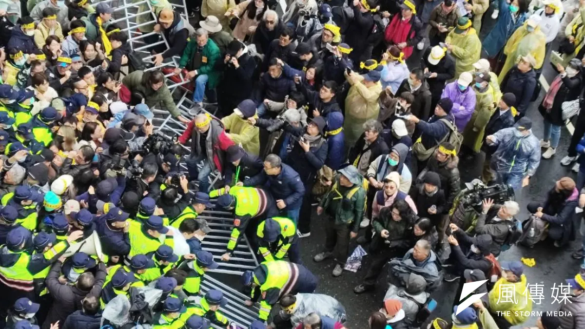立法院20日爆發劇烈衝突,場外民進黨立委強開康園餐廳一側大門,警力為此集結,防止青鳥衝入立法院。(戴祺修攝)