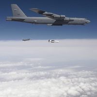 米軍B-52爆撃機が「大型貫通爆弾」(Massive Ordnance Penetrator, MOP)の投下試験を行う。(Wikipedia / Public Domain) 米軍B-52爆撃機が「大型貫通爆弾」(Massive Ordnance Penetrator, MOP)の投下試験を行う。(Wikipedia / Public Domain)