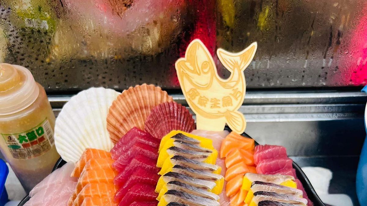 近日有名網友分享,自己點了一大盤生魚片,幾乎要滿出盤子卻只需要800元。(圖/取自FB爆廢公社二館) 近日有名網友分享,自己點了一大盤生魚片,幾乎要滿出盤子卻只需要800元。(圖/取自FB爆廢公社二館)