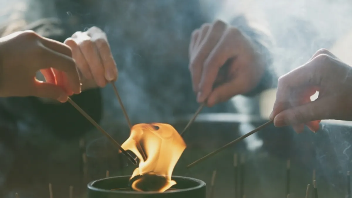 許多人會利用「天赦日」向玉皇大帝懺悔,在住家門口焚香祈求,或是到廟裡去祈求、懺悔赦罪。(示意圖/取自photoAC) 許多人會利用「天赦日」向玉皇大帝懺悔,在住家門口焚香祈求,或是到廟裡去祈求、懺悔赦罪。(示意圖/取自photoAC)