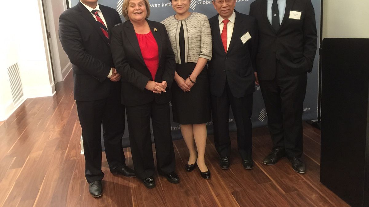 全球台灣研究中心華府揭幕,董事長賴義雄(右二)及佛州眾議員羅斯雷提南(左二)都出席。(全球台灣研究中心) 全球台灣研究中心華府揭幕,董事長賴義雄(右二)及佛州眾議員羅斯雷提南(左二)都出席。(全球台灣研究中心)