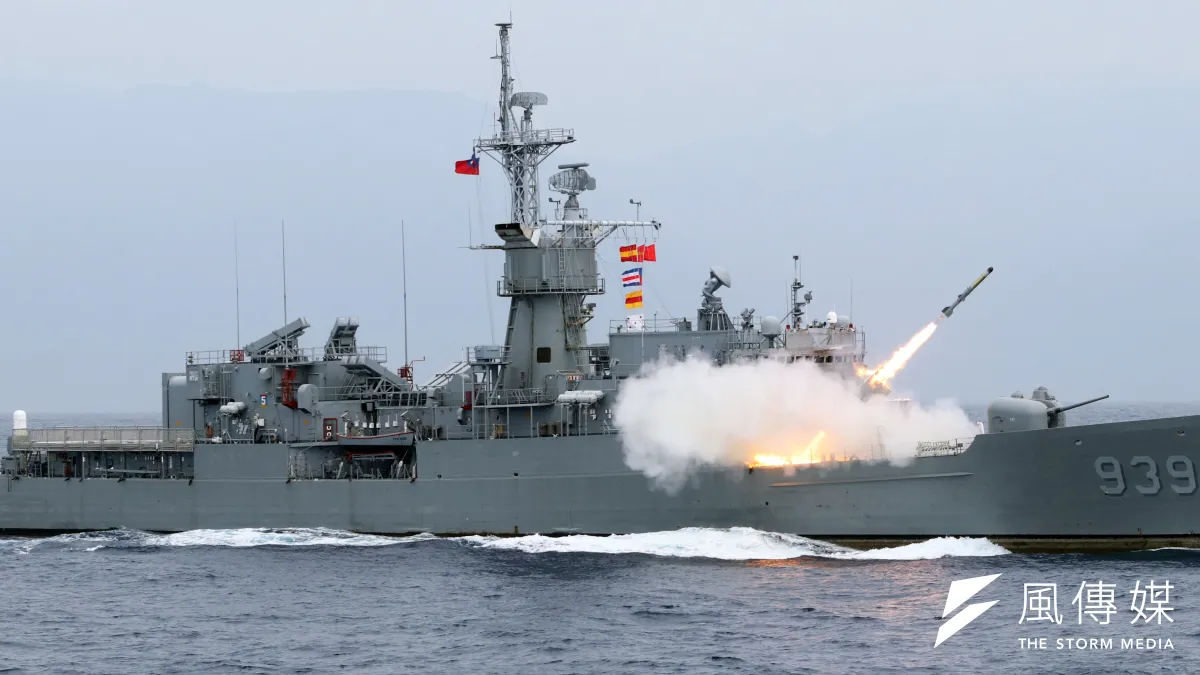 海軍22日進行東部海域戰備任務操演,採支隊編組方式實施。圖為發射反潛火箭的濟陽級艦。(蘇仲泓攝)
