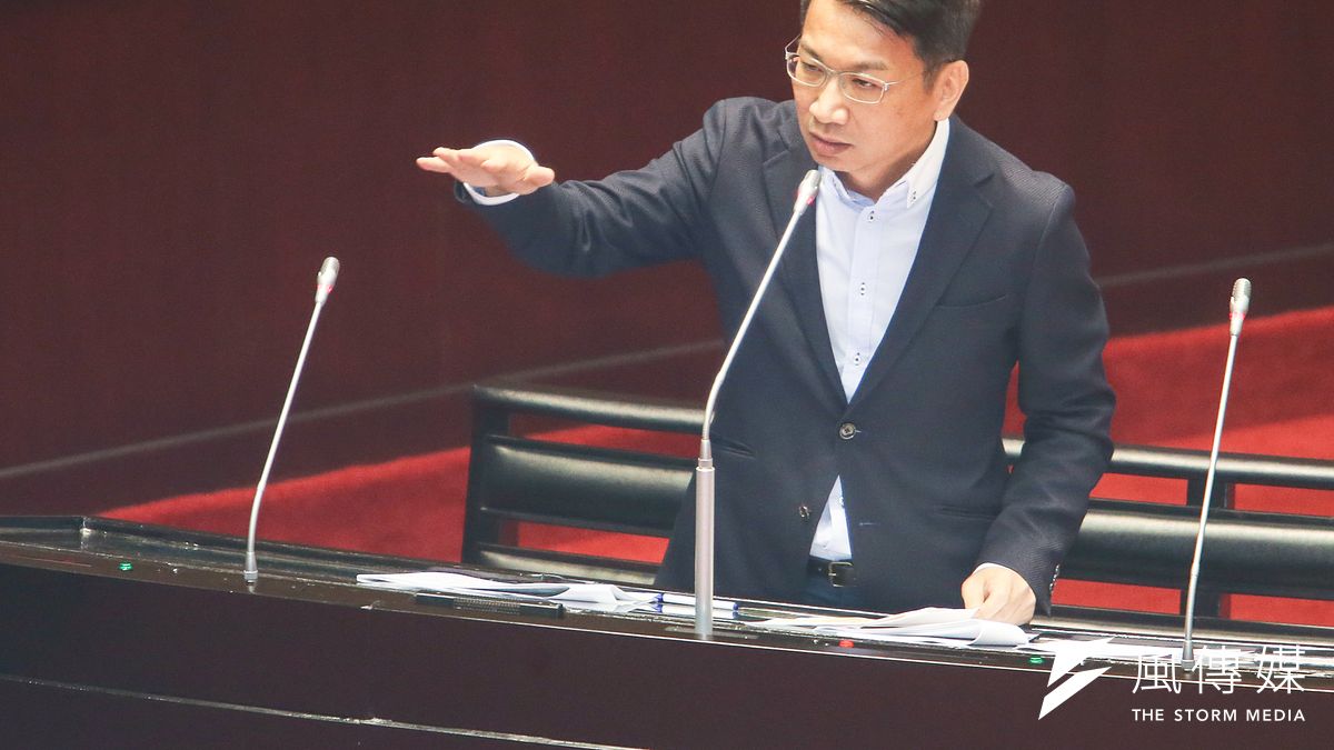 徐永明質詢大法官被提名人黃昭元時,直批國民黨根本也知道現在沒有國歌,而是拿黨歌來「代用」,更呼籲「現在是一個時機」,要同仁好好思考國歌內容是什麼。(陳明仁攝) 徐永明質詢大法官被提名人黃昭元時,直批國民黨根本也知道現在沒有國歌,而是拿黨歌來「代用」,更呼籲「現在是一個時機」,要同仁好好思考國歌內容是什麼。(陳明仁攝)