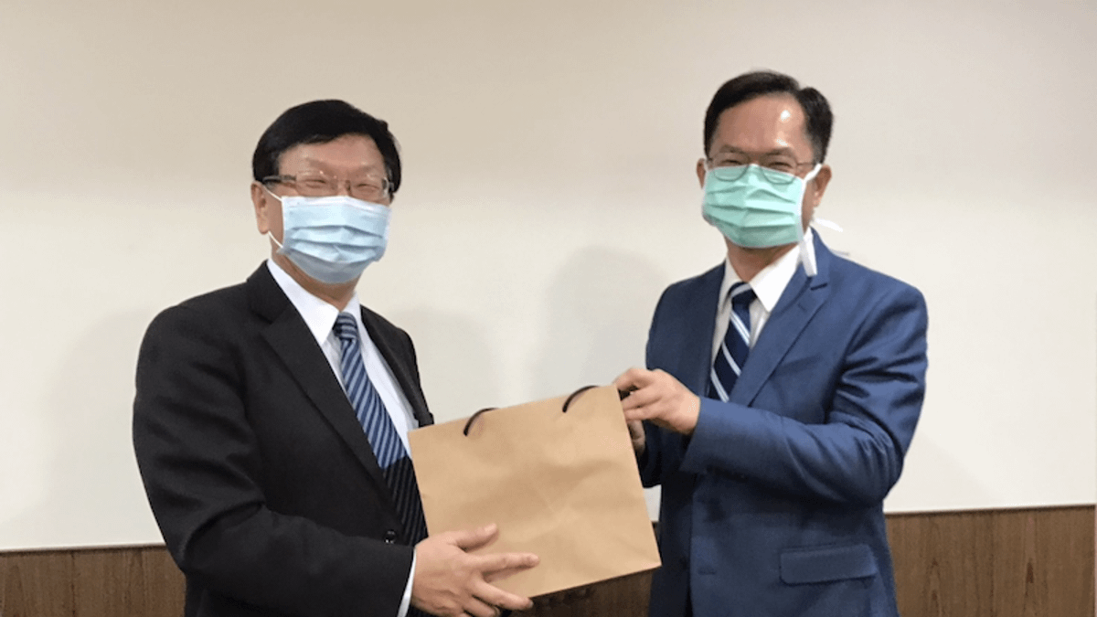 輔英科大校長顧志遠(左)與高雄榮民總醫院院長林曜祥互贈紀念品。(圖/高雄榮民總醫院提供 ) 輔英科大校長顧志遠(左)與高雄榮民總醫院院長林曜祥互贈紀念品。(圖/高雄榮民總醫院提供 )