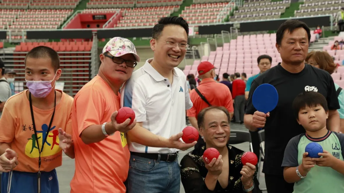 桃園市蘇俊賓副市長(左三)與身心障礙朋友ㄧ同體驗地板滾球。(圖/桃園市政府體育局提供)