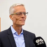 ベルリンで取材に応じたBDI国際市場本部長のフリードリン・シュトラック氏。ドイツ産業界は「チャイナショック2.0」に直面しており、台湾の「非レッドサプライチェーン」構想は参考に値すると述べた。(中央社提供) ベルリンで取材に応じたBDI国際市場本部長のフリードリン・シュトラック氏。ドイツ産業界は「チャイナショック2.0」に直面しており、台湾の「非レッドサプライチェーン」構想は参考に値すると述べた。(中央社提供)