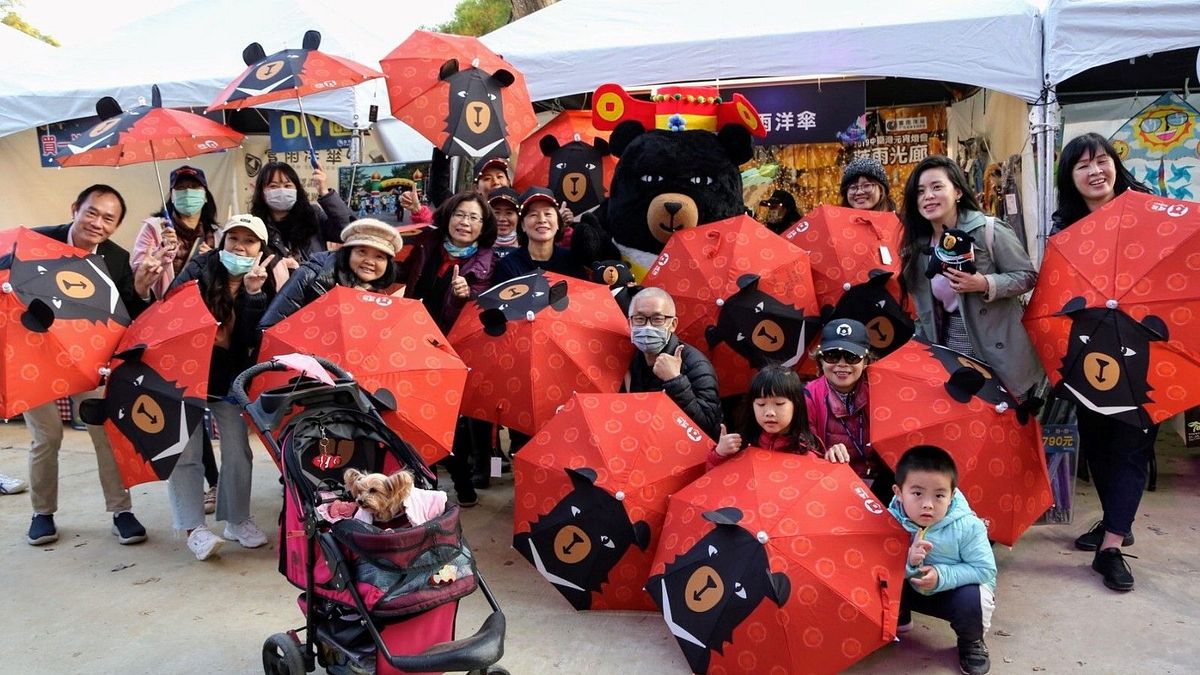 交通部觀光局參山國家風景區管理處跟業者合作,遊台灣燈會跟主副燈合照上傳打卡,公益攤位送喔熊LED燈會限定傘。(圖/交通部觀光局參山國家風景區管理處提供) 交通部觀光局參山國家風景區管理處跟業者合作,遊台灣燈會跟主副燈合照上傳打卡,公益攤位送喔熊LED燈會限定傘。(圖/交通部觀光局參山國家風景區管理處提供)