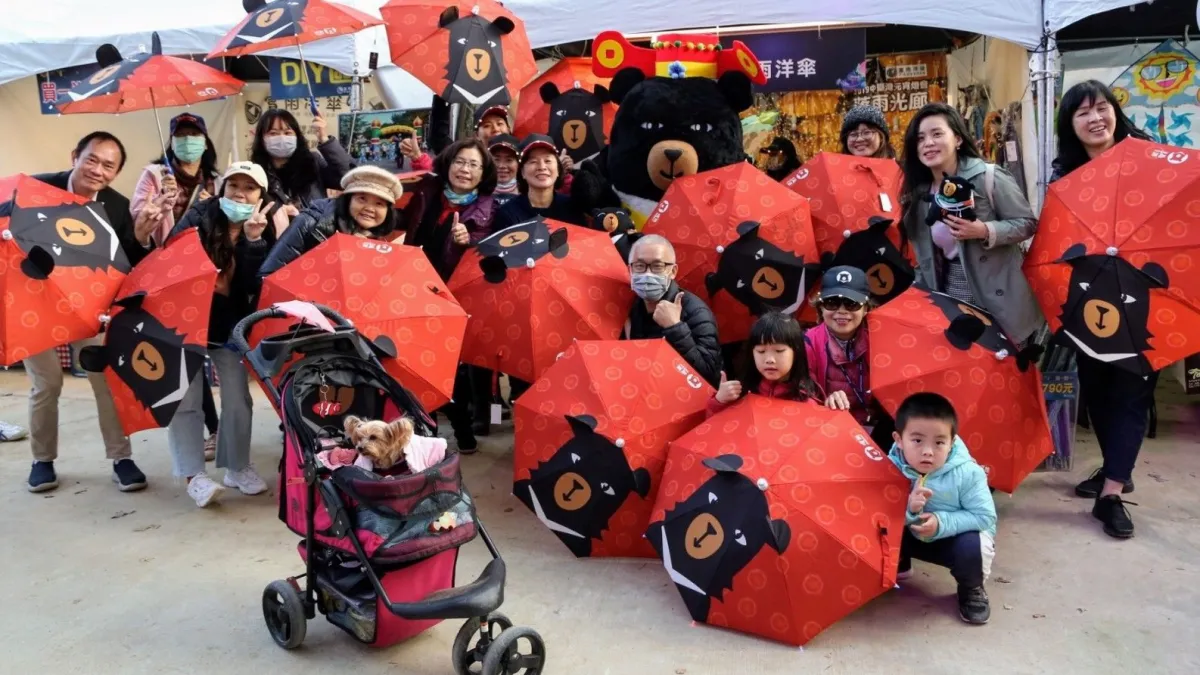 交通部觀光局參山國家風景區管理處跟業者合作,遊台灣燈會跟主副燈合照上傳打卡,公益攤位送喔熊LED燈會限定傘。(圖/交通部觀光局參山國家風景區管理處提供)
