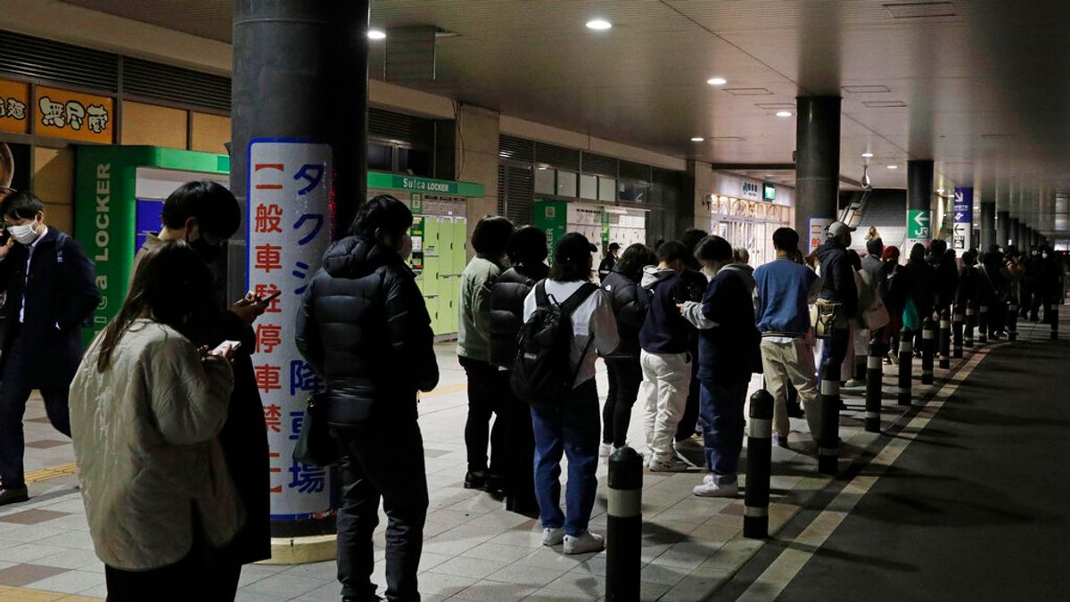 日本時間16日晚間11時36分(台灣時間晚間10時36分)發生規模7.4強震,震央在福島縣外海,震源深度57公里。這起地震也引發日本電車停駛。(美聯社) 日本時間16日晚間11時36分(台灣時間晚間10時36分)發生規模7.4強震,震央在福島縣外海,震源深度57公里。這起地震也引發日本電車停駛。(美聯社)