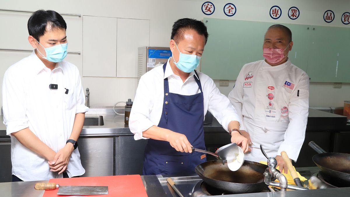 嘉縣首惜廚師初賽,縣長親自展現廚藝。(圖/嘉義縣政府提供) 嘉縣首惜廚師初賽,縣長親自展現廚藝。(圖/嘉義縣政府提供)