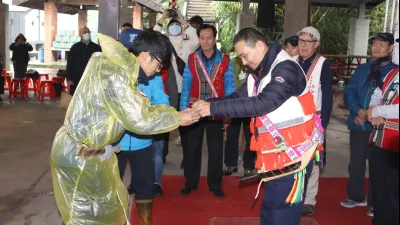 新北市長侯友宜為各年齡階層成員命名,將手上的小米酒交到該年齡階層領導手上後,由領導一飲而盡,象徵接受命名。(圖/新北市原民局提供)