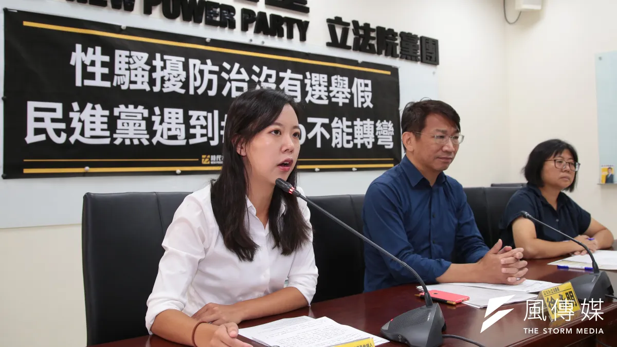時代力量台中市議員參選人吳佩芸(左)指控民進黨何文海涉性騷擾,時力立委徐永明(右)痛批民進黨不受理此案,吳佩芸表示「這一件事我不會退讓」。(顏麟宇攝)