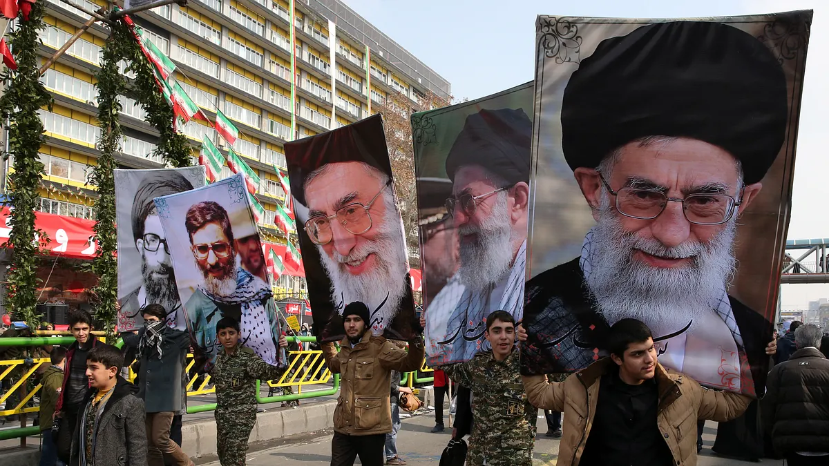 伊朗最高領袖哈米尼(Ayatollah Ali Khamenei)的照片是德黑蘭大遊行最常見的肖像之一。(美聯社)