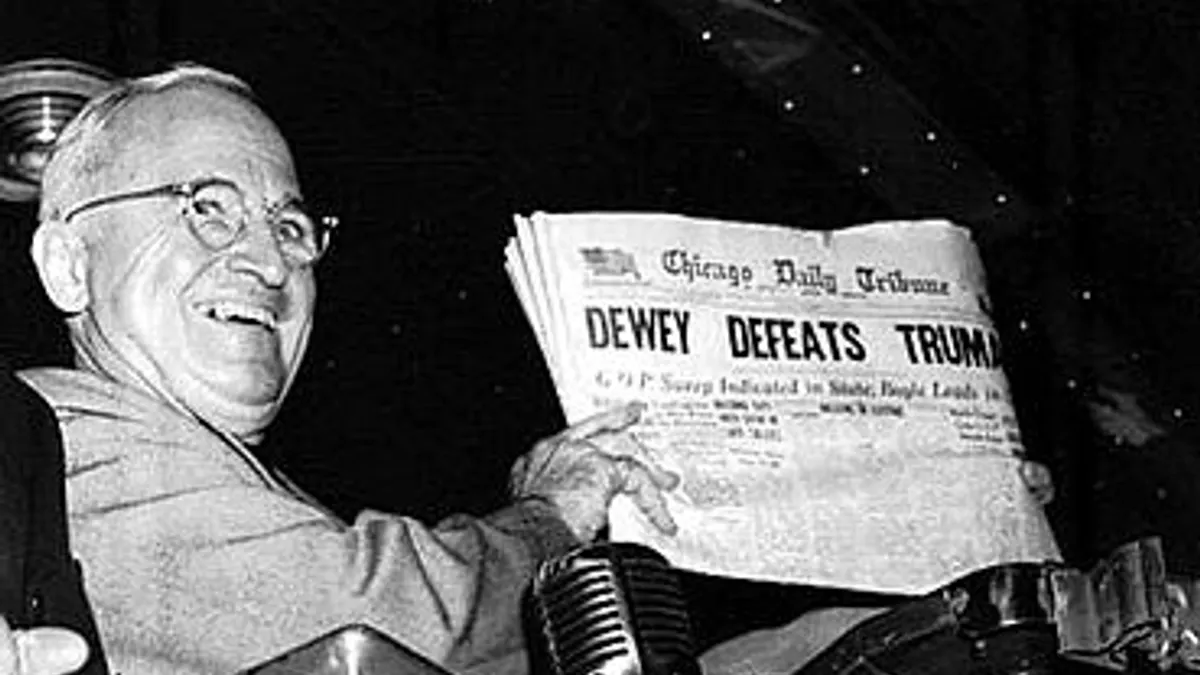 杜魯門拿著《芝加哥論壇報》首頁開心合影的照片(AP)