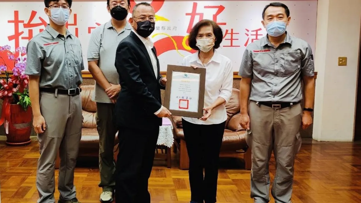 財團法人劍潭古寺捐贈100萬元支持宜蘭縣政府協助弱勢家戶脫貧,縣長林姿妙頒發感謝狀。(圖/宜蘭縣政府社會處提供)
