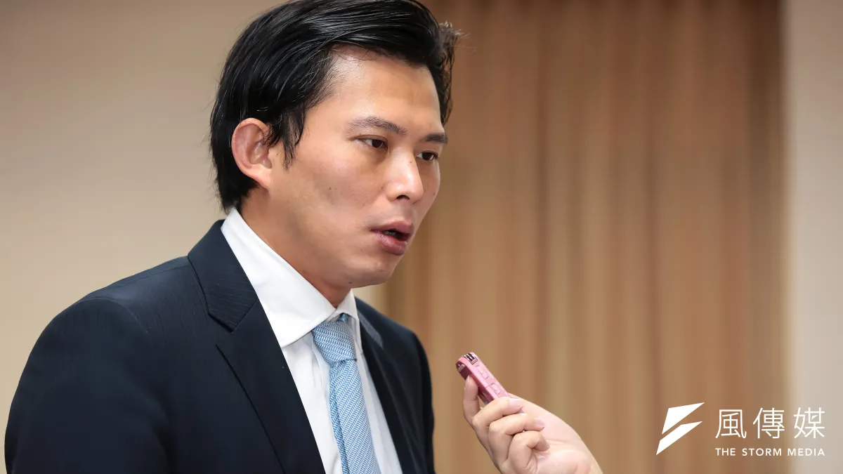 時代力量立委黃國昌質詢所得分配議題,引來國家政策研究基金會研究員黃士修批評。(顏麟宇攝)