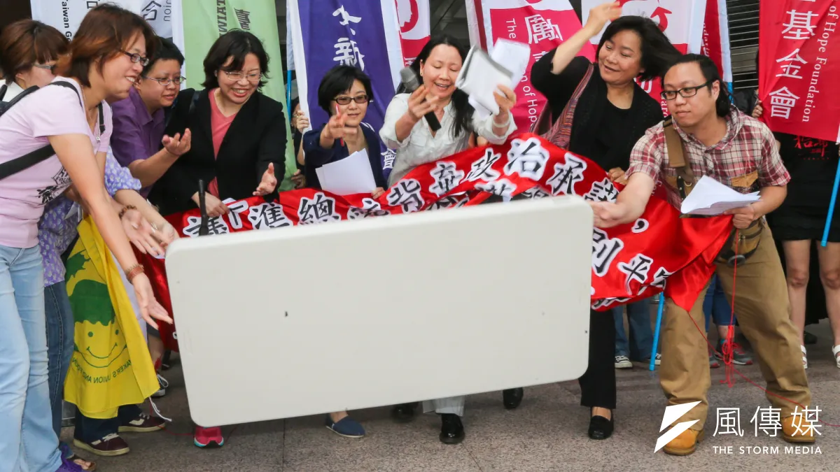 婦運團體到民進黨中央前抗議蔡英文「準總統背棄政治承諾,林內閣漠視性別平等」。(陳明仁攝)
