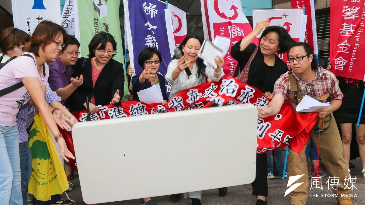 婦運團體到民進黨中央前抗議蔡英文「準總統背棄政治承諾,林內閣漠視性別平等」。(陳明仁攝) 婦運團體到民進黨中央前抗議蔡英文「準總統背棄政治承諾,林內閣漠視性別平等」。(陳明仁攝)