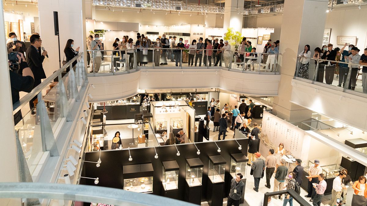 國內唯一大型古董藝術展—第二屆「台北文華藝術博覽會」,將於10/25開展,因應龍年特別設置「龍騰盛世」精品專區,展出重量級大收藏家珍藏。圖為去年(2023)首屆展會開幕盛況。(作者提供) 國內唯一大型古董藝術展—第二屆「台北文華藝術博覽會」,將於10/25開展,因應龍年特別設置「龍騰盛世」精品專區,展出重量級大收藏家珍藏。圖為去年(2023)首屆展會開幕盛況。(作者提供)