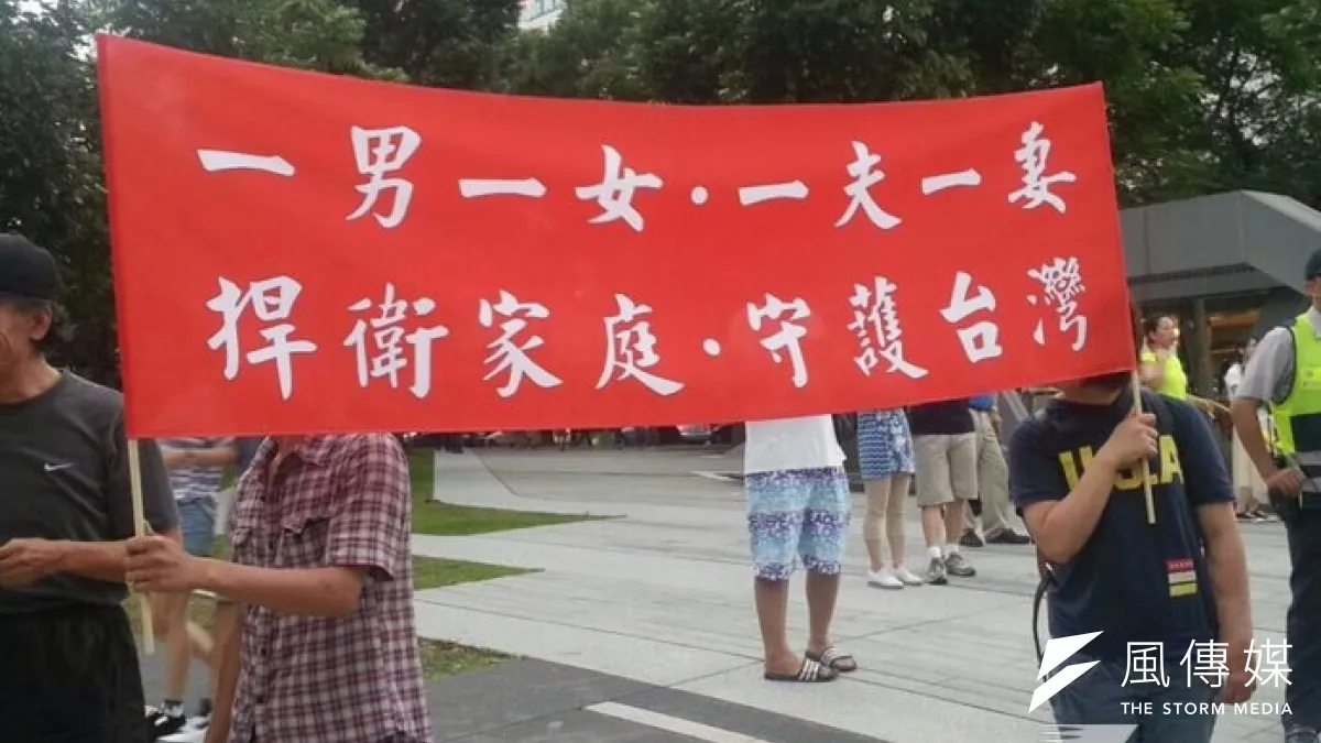 8日台中舉辦同志遊行,隊伍快到終點時,卻出現一群人士舉著捍衛家庭的旗幟,雙方險釀衝突。(林瑋豐攝)