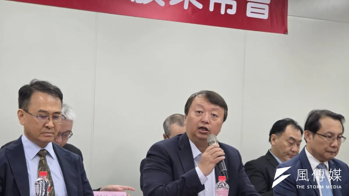 燿華電子今(16)召開股東會,由董事長張元銘(中)主持,燿華總經理叢守璞(左)一同出席。(魏鑫陽攝)
