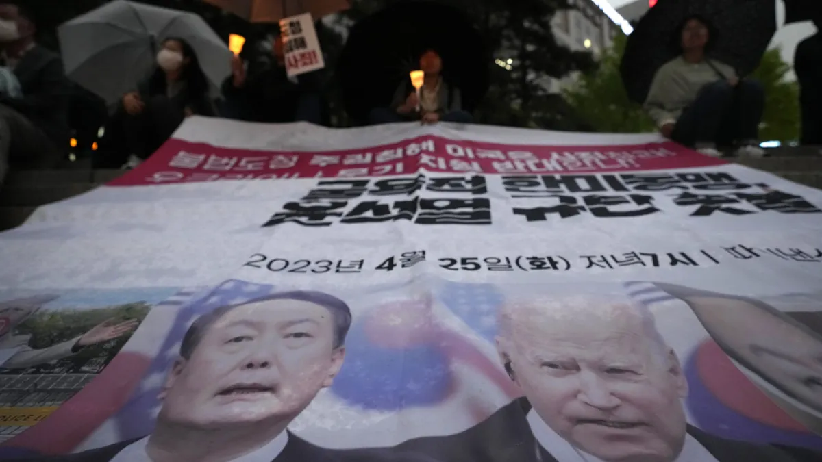 南韓民眾4月25日集會抗議,反對總統尹錫悅赴美國事訪問。(AP)