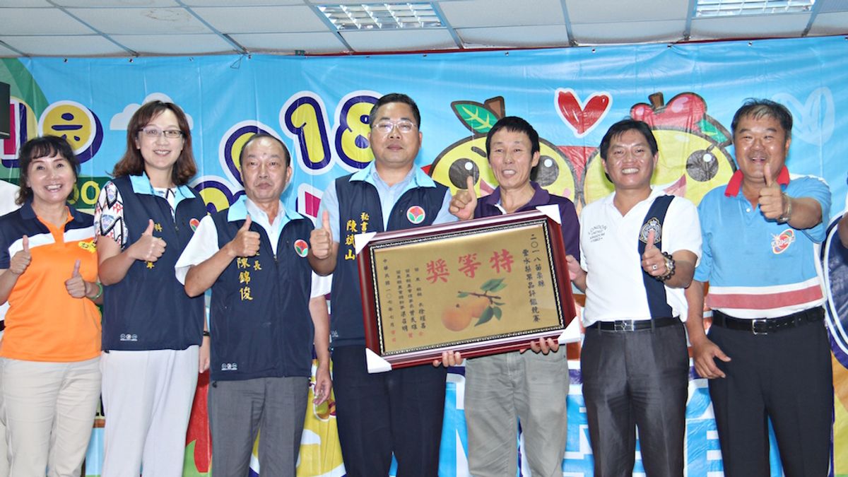 苗栗縣高接梨評鑑今(17)日在三灣鄉農會展開,頭份市梨農李孟儒在參賽86點中脫穎而出,奪下特等獎。(圖/苗栗縣政府提供) 苗栗縣高接梨評鑑今(17)日在三灣鄉農會展開,頭份市梨農李孟儒在參賽86點中脫穎而出,奪下特等獎。(圖/苗栗縣政府提供)