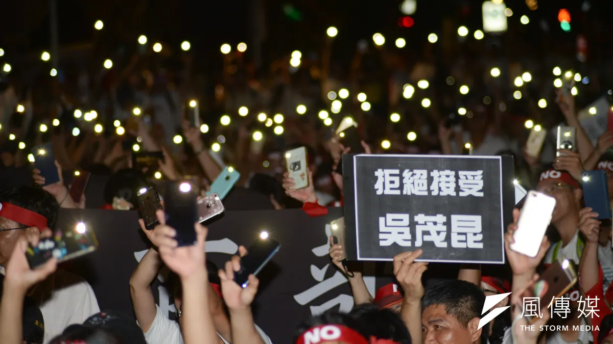 由全教總號召的全國教師、家長,於今晚聚集於教育部前進行抗議。(甘岱民攝)