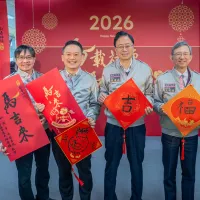 桃園市長張善政攜同副市長王明鉅、蘇俊賓及市府同仁開箱桃園新年紅包及福袋。(圖/桃園市政府提供) 桃園市長張善政攜同副市長王明鉅、蘇俊賓及市府同仁開箱桃園新年紅包及福袋。(圖/桃園市政府提供)