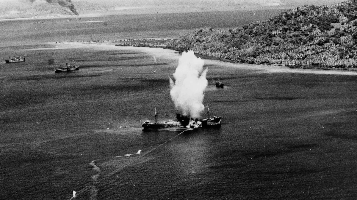 1944年2月17日、チューク環礁で日本の貨物船が米軍機によって投下されたMark XIII魚雷に命中された。(写真/ウィキペディア パブリックドメイン提供) 1944年2月17日、チューク環礁で日本の貨物船が米軍機によって投下されたMark XIII魚雷に命中された。(写真/ウィキペディア パブリックドメイン提供)