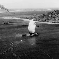 1944年2月17日、チューク環礁で日本の貨物船が米軍機によって投下されたMark XIII魚雷に命中された。(写真/ウィキペディア パブリックドメイン提供) 1944年2月17日、チューク環礁で日本の貨物船が米軍機によって投下されたMark XIII魚雷に命中された。(写真/ウィキペディア パブリックドメイン提供)