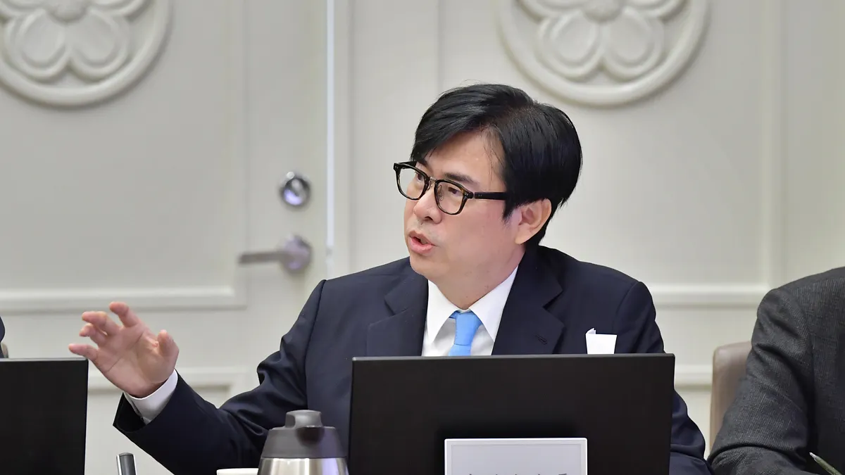 高雄の大林蒲遷村問題は長年にわたり停滞してきたが、高雄市長の陳其邁氏(写真)は最近、突然方針転換し、遷村の日程を加速することを発表した。(写真/高雄市政府提供)