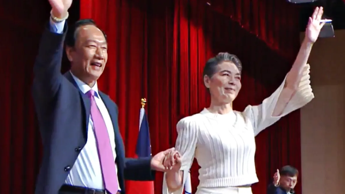 郭台銘正式宣布副手人選為藝人賴佩霞。(圖/翻攝FB/郭台銘)