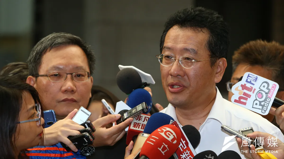 金管會主委顧立雄(右)針對今日股匯市下跌信心喊話,作者認為,「這叫做政府救股措施?」(資料照,顏麟宇攝)