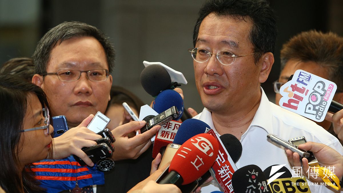 金管會主委顧立雄(右)針對今日股匯市下跌信心喊話,作者認為,「這叫做政府救股措施?」(資料照,顏麟宇攝) 金管會主委顧立雄(右)針對今日股匯市下跌信心喊話,作者認為,「這叫做政府救股措施?」(資料照,顏麟宇攝)