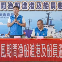 海洋局長石慶豐(左二)下達狀況模擬外籍船員上岸避風作業流程。(圖/高市海洋局提供) 海洋局長石慶豐(左二)下達狀況模擬外籍船員上岸避風作業流程。(圖/高市海洋局提供)