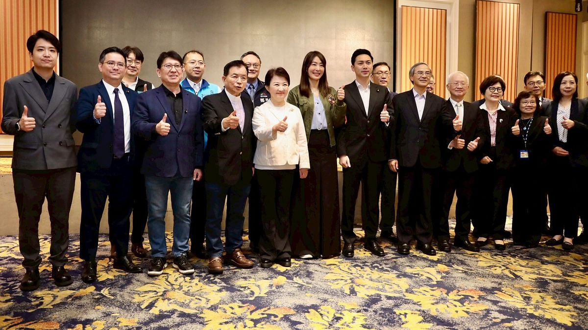 立法院財政委員會到台中考察國泰與台北101合作的「台中101」投資案,市長盧秀燕在議會備詢午休時間到場致意。(圖/台中市政府) 立法院財政委員會到台中考察國泰與台北101合作的「台中101」投資案,市長盧秀燕在議會備詢午休時間到場致意。(圖/台中市政府)