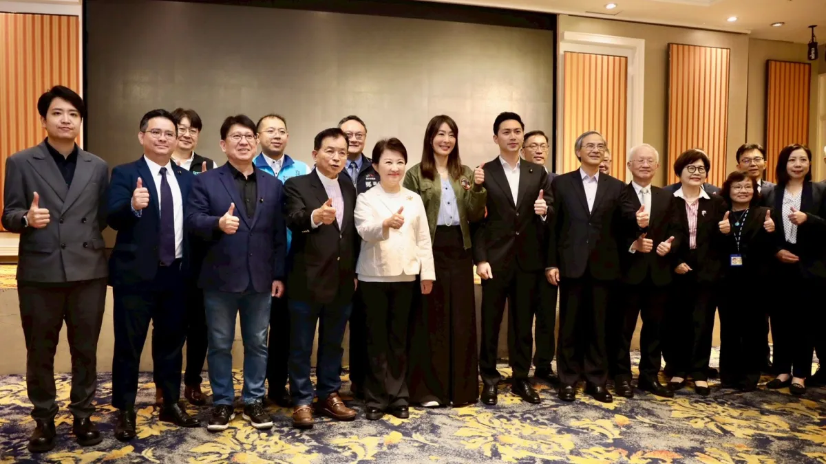立法院財政委員會到台中考察國泰與台北101合作的「台中101」投資案,市長盧秀燕在議會備詢午休時間到場致意。(圖/台中市政府)