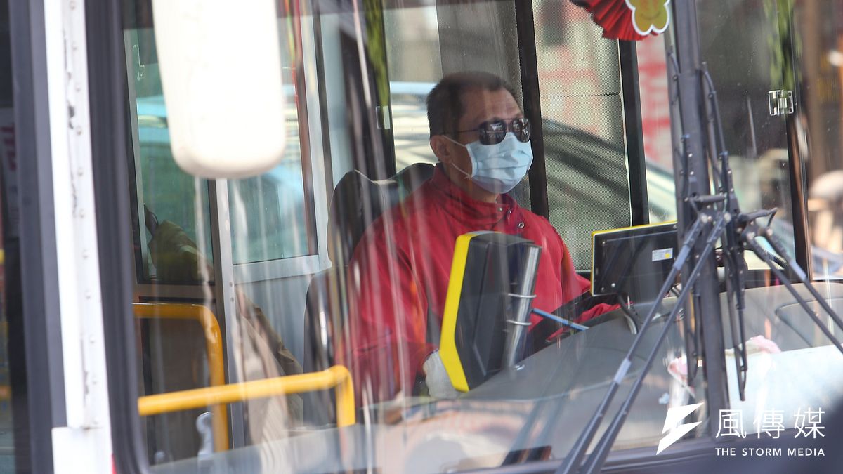 敏盛醫院研究副院長江坤俊提醒民眾,搭乘大眾運輸工具時,民眾應盡量避開坐在冷氣出風口。示意圖。(資料照,顏麟宇攝) 敏盛醫院研究副院長江坤俊提醒民眾,搭乘大眾運輸工具時,民眾應盡量避開坐在冷氣出風口。示意圖。(資料照,顏麟宇攝)