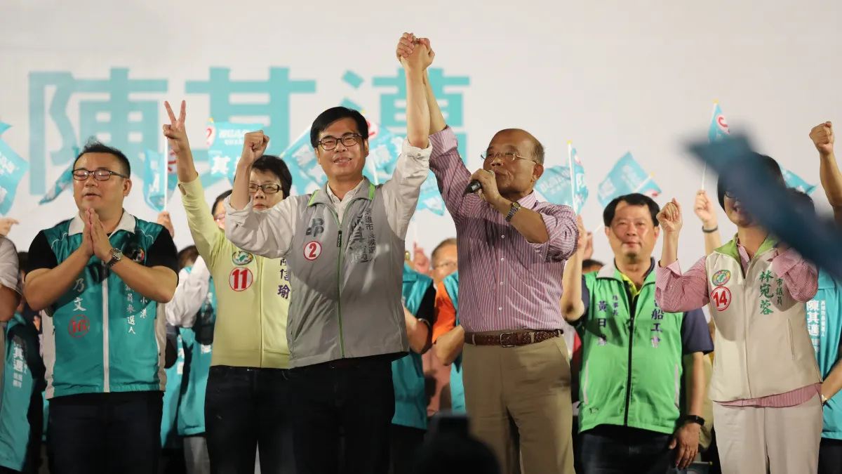 民進黨新北市長候選人蘇貞昌(右三)今晚南下高雄,替高雄市長候選人陳其邁(右四)站台造勢。(陳其邁辦公室提供)