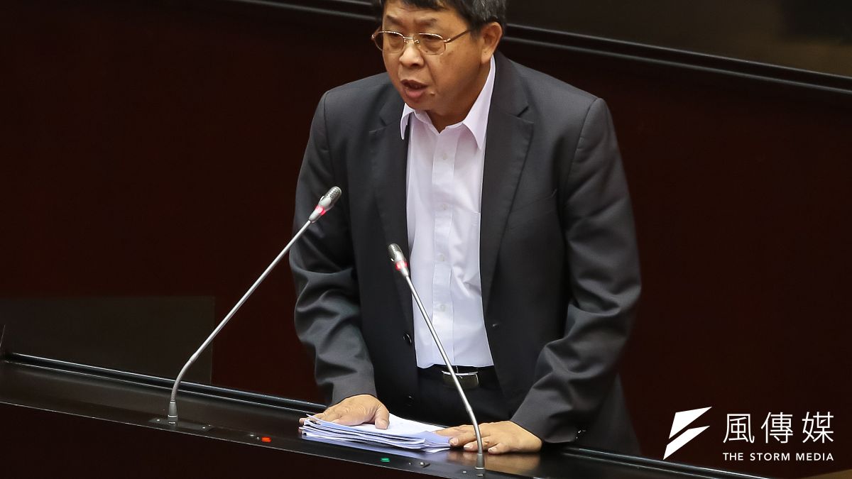 勞動部7日赴立院衛環委員會備詢,針對敬鵬工廠大火,民進黨籍立委吳焜裕問職安署長鄒子廉,何時開始「積極查核」?鄒答是大火發生後,讓吳焜裕當場暴怒。(資料照,顏麟宇攝) 勞動部7日赴立院衛環委員會備詢,針對敬鵬工廠大火,民進黨籍立委吳焜裕問職安署長鄒子廉,何時開始「積極查核」?鄒答是大火發生後,讓吳焜裕當場暴怒。(資料照,顏麟宇攝)