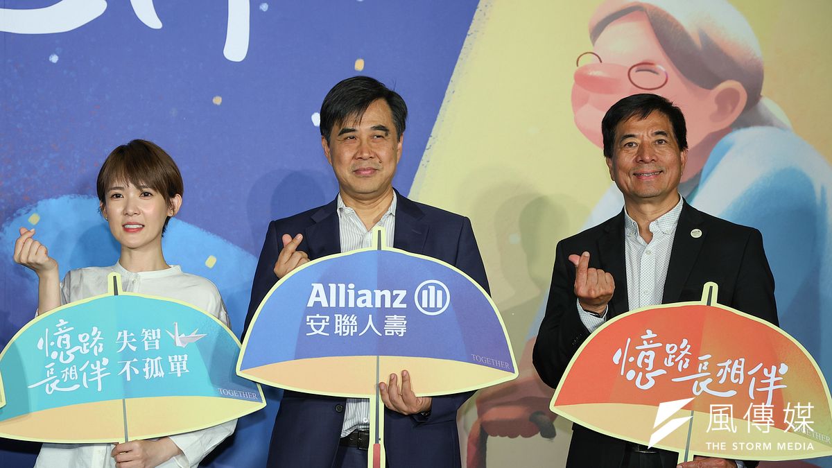 安聯人壽總經理林順才(中)、安聯人壽業務長劉育群(右)、活動代言人孫可芳(左)7日出席安聯人壽「2023失智老人募款活動」起跑記者會。(顏麟宇攝) 安聯人壽總經理林順才(中)、安聯人壽業務長劉育群(右)、活動代言人孫可芳(左)7日出席安聯人壽「2023失智老人募款活動」起跑記者會。(顏麟宇攝)